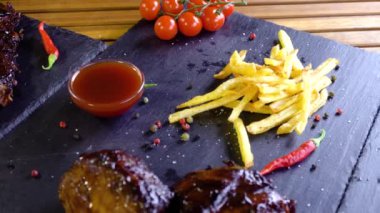 Izgara Barbekü domuz eti kaburga taş plaka üzerinde