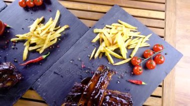 taş plaka üzerinde ızgara mangalda pirzola