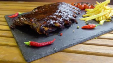 taş plaka üzerinde ızgara mangalda pirzola