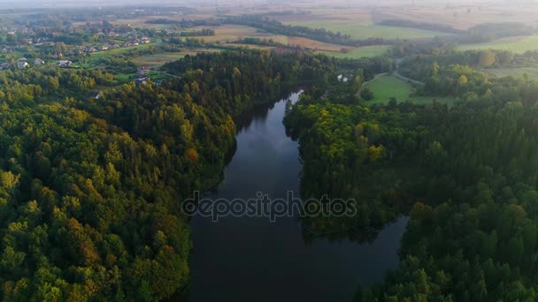 Volando por encima del lago de niebla temprano en la mañana — Vídeos de Stock