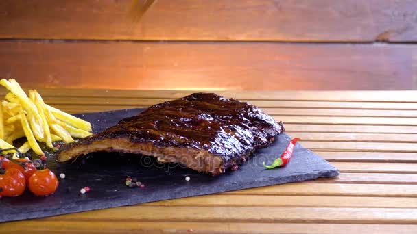 Gegrilde bbq ribs op stenen plaat — Stockvideo