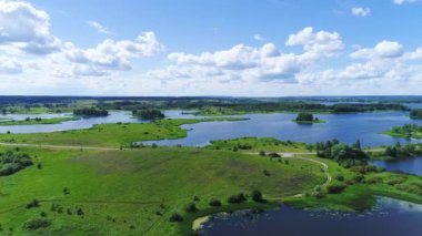 göller ve çayırlar arazi üzerinde uçuş