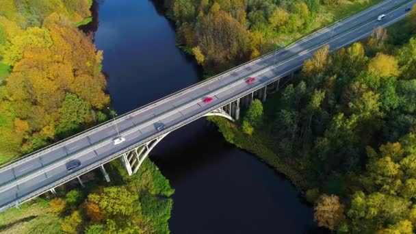 Vue aérienne du pont sur la rivière — Video