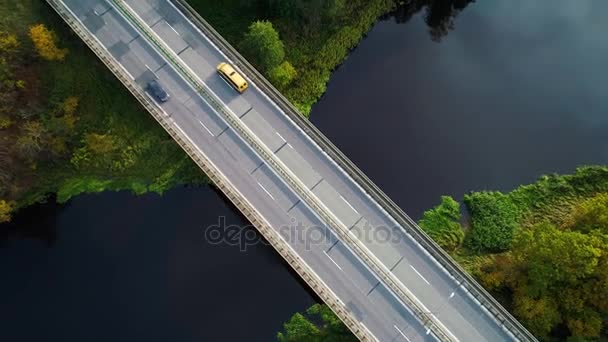 Vista aérea del puente sobre el río — Vídeos de Stock