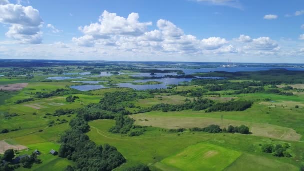 Vuelo sobre prados verdes y cielo azul tierra — Vídeos de Stock