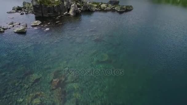 Vista aérea do lago em montanhas — Vídeo de Stock