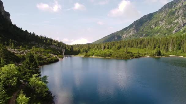 Vista aérea do lago em montanhas — Vídeo de Stock