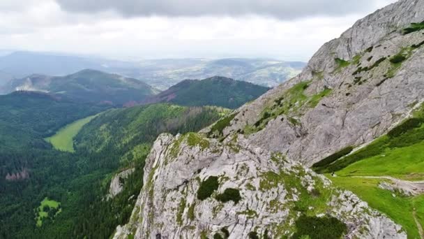 Flucht in die Berge in der Nähe des Gipfels — Stockvideo
