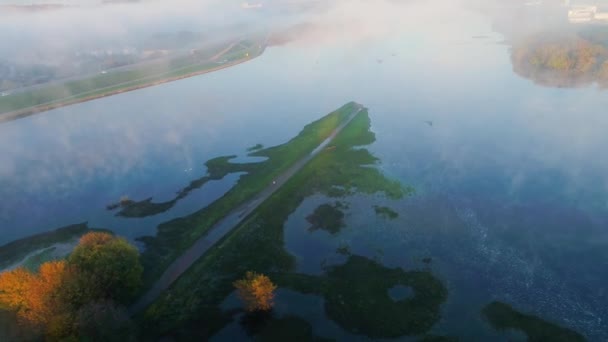 Flygfoto över staden på morgonen — Stockvideo