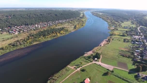 Hermoso paisaje fluvial. Vista aérea — Vídeos de Stock