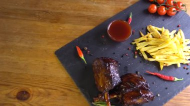 Izgara Barbekü domuz eti kaburga taş plaka üzerinde