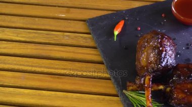 Izgara Barbekü domuz eti kaburga taş plaka üzerinde