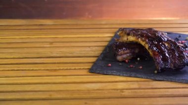 taş plaka üzerinde ızgara mangalda pirzola