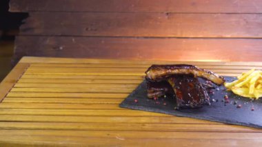 taş plaka üzerinde ızgara mangalda pirzola