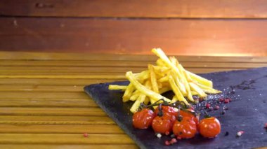 taş plaka üzerinde ızgara mangalda pirzola