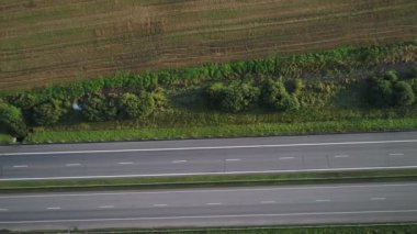 karayolu üzerinde gidiş otomobillerin havadan görünümü