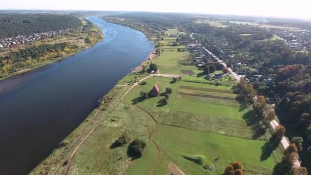 Bela paisagem fluvial. Vista aérea — Vídeo de Stock