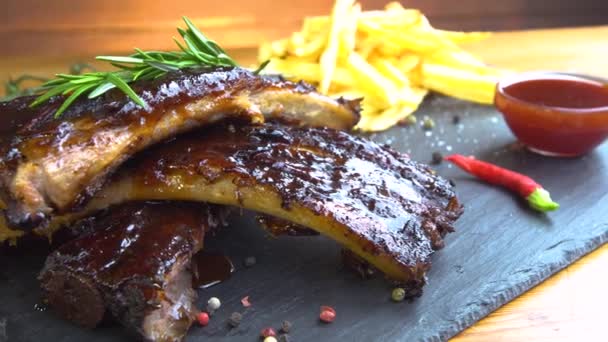 Costillas de barbacoa a la parrilla en placa de piedra — Vídeos de Stock