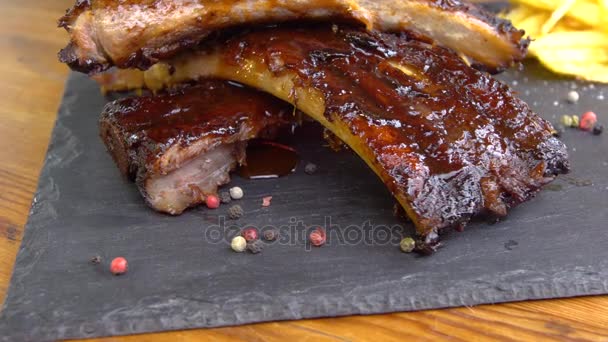 Costole grigliate bbq su piatto di pietra — Video Stock