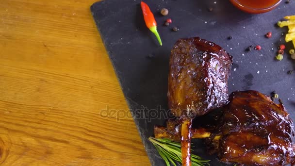 Costillas de carne de cerdo barbacoa a la parrilla en plato de piedra — Vídeos de Stock