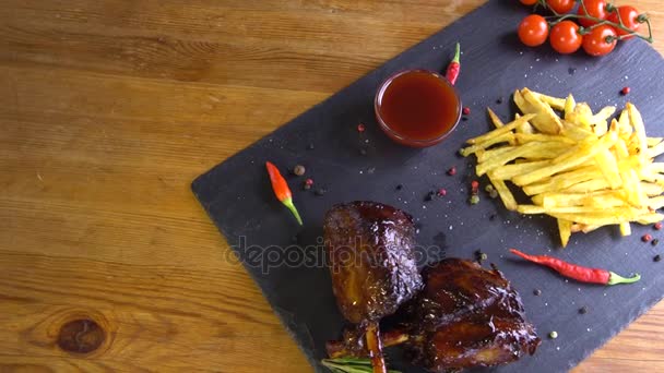 Costillas de carne de cerdo barbacoa a la parrilla en plato de piedra — Vídeo de stock