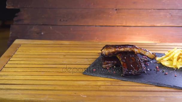 Côtes de barbecue grillées sur plaque de pierre — Video