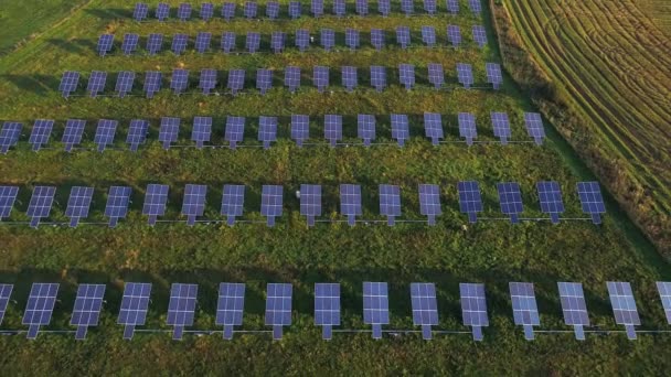 Letecký pohled na solární elektrárny — Stock video