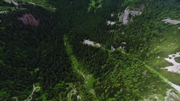 Flygning i bergen nära Gewont peak — Stockvideo