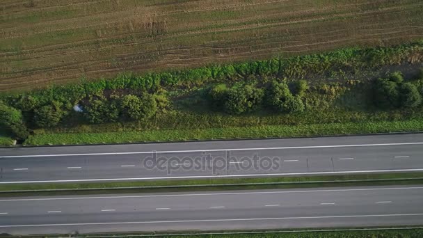 Вид с воздуха на автомобили, идущие по шоссе — стоковое видео