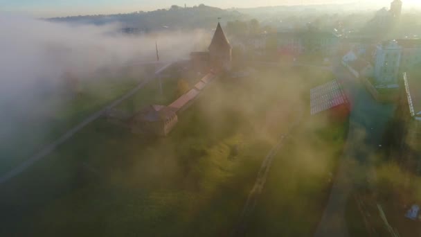 Flygfoto över staden på morgonen — Stockvideo