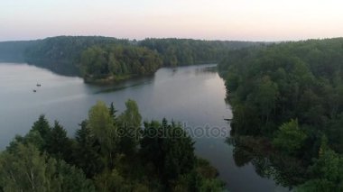 Sabahın erken saatlerinde sisli göl üzerinde uçan