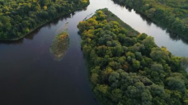 nehir ve orman üzerinde uçuş