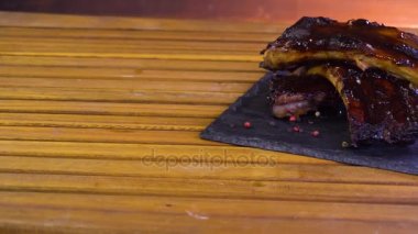 taş plaka üzerinde ızgara mangalda pirzola