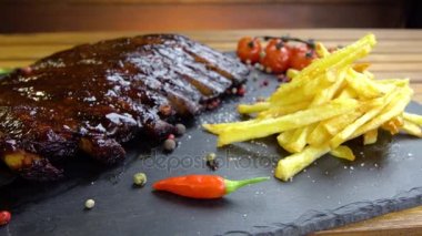 taş plaka üzerinde ızgara mangalda pirzola