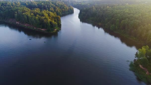 Volando sopra il lago nebbioso la mattina presto — Video Stock