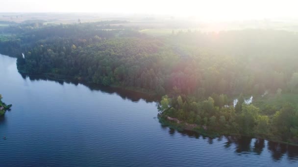 Volando por encima del lago de niebla temprano en la mañana — Vídeos de Stock