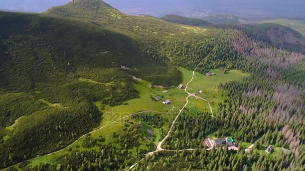 Vuelo en las montañas de Tatry cerca de Zakopane — Vídeos de Stock