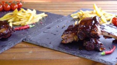 taş plaka üzerinde ızgara mangalda pirzola