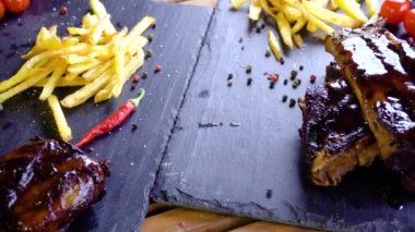 Izgara Barbekü domuz eti kaburga taş plaka üzerinde