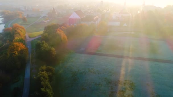 Вид з повітря на місто вранці — стокове відео