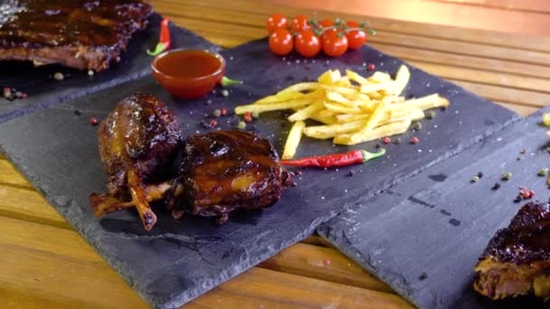 Costillas de carne de cerdo barbacoa a la parrilla en plato de piedra — Vídeos de Stock