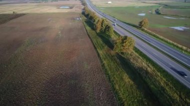 karayolu üzerinde gidiş otomobillerin havadan görünümü
