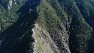 yeşil dağların üzerinden fligh