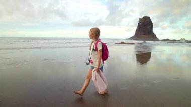 Kız Benijo beach ar üzerinde Tenerife yürüyüş