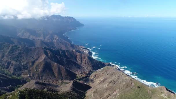 Vlucht over prachtige bergen in de buurt van ocean shore — Stockvideo