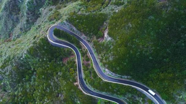 Estrada sinuosa nas montanhas — Vídeo de Stock