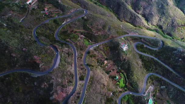 Carretera serpenteando en montañas — Vídeos de Stock