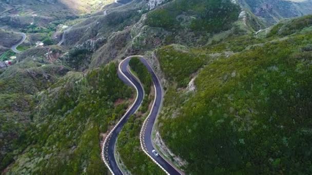 Weg wikkelen in Bergen — Stockvideo