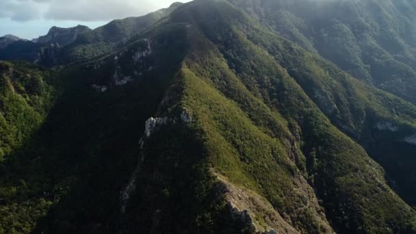 Voe sobre montanhas verdes — Vídeo de Stock