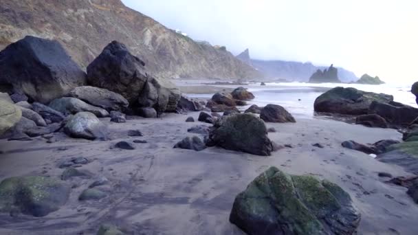 Caminhando sobre a praia de Benijo ar Tenerife — Vídeo de Stock